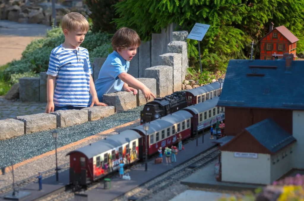 Ferienhäuser Hassefelde im Harz Ausflugsziel-Harzer-Schmalspurbahn-im-Miniaturpark-Wernigerode