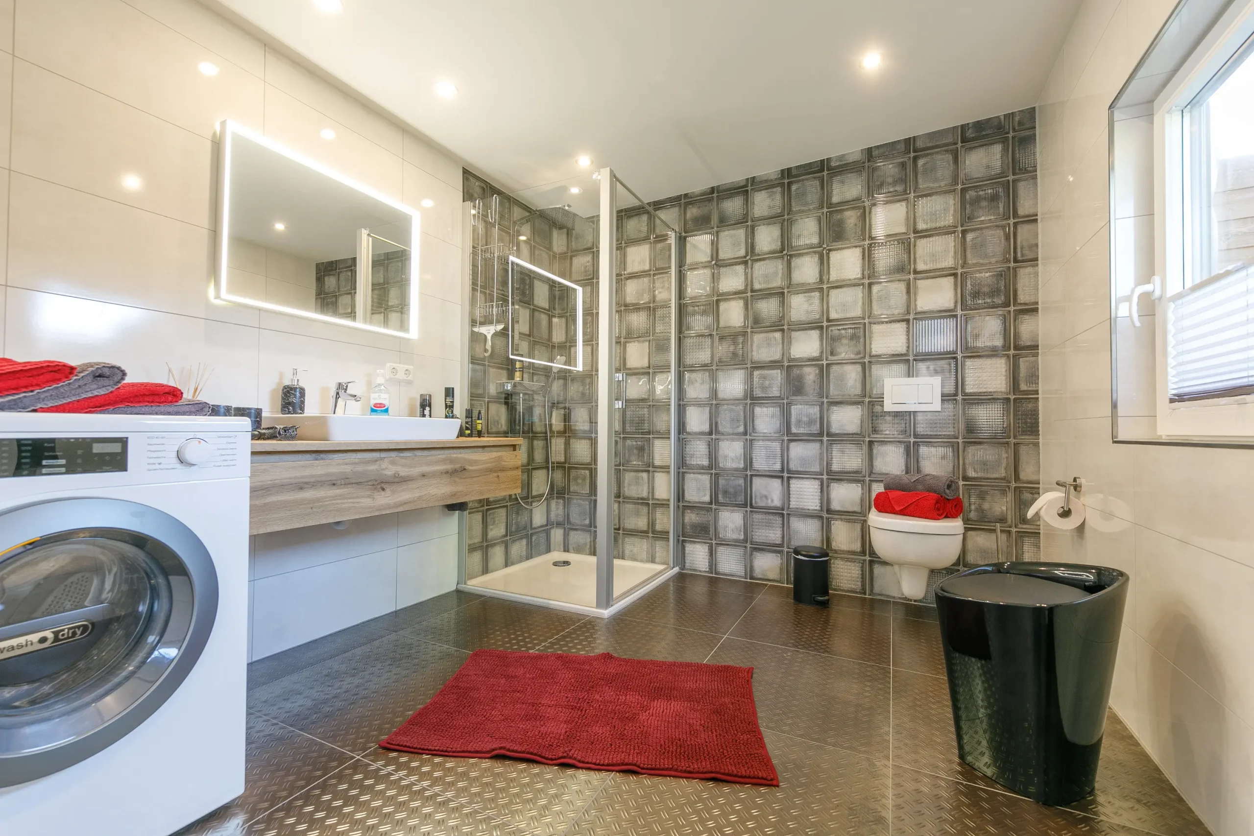 17a-großes duschbad mit Waschtrockner